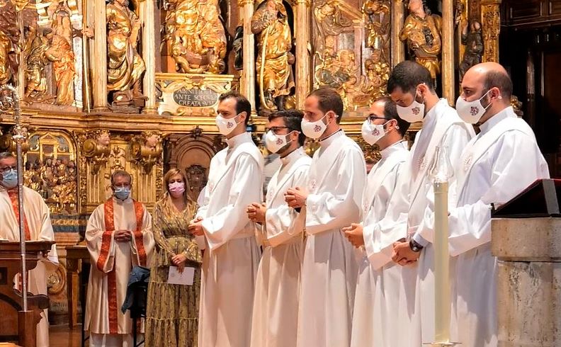 Seis jesuitas se ordenan en la catedral de Valladolid